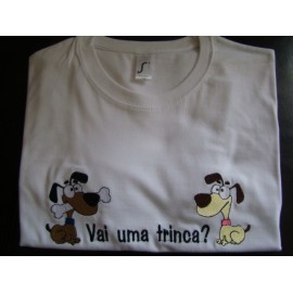 T-shirt embroidered "Vai uma trinca?" ("Want a bite?")