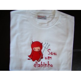 Embroidered T-shirt "Sou um diabinho" ("I'm a little devil")